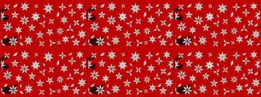 Raster çiçek desenleri çiziyor. Vadinin çiçekleri kırmızı renklerde.