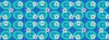 Damask altın soyut çiçek deseni beyaz, mavi ve nötr renkler üzerine. Raster illüstrasyonu. Süsleme.