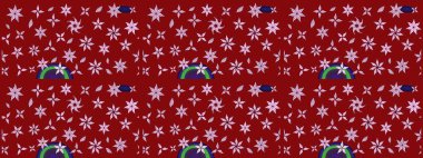 Çiçeksel çizim kalıbının yansıması. Vadinin çiçekleri kırmızı renklerde.