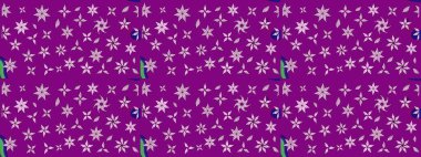 Küçük çiçekte hoş bir çiçek deseni var. Çiçeksel elementlerle süslenmiş zarif raster dokusu. Parlak çiçekli mor renkler üzerine soyut çizim deseni.