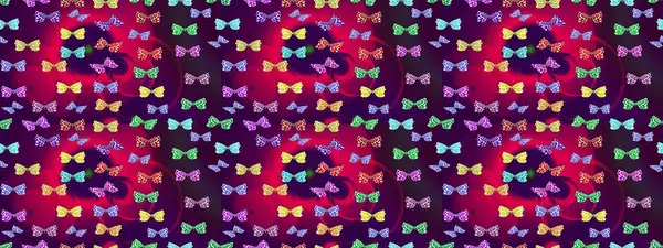 Davetiye, kart ve parmak izi için basit şirin bir model. Mor arka planda renkli bir kelebek. Kelebeklerle dolu renkli bir halk eskizi çizimi..