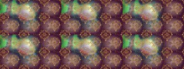 Kahverengi, mor ve gri renkte parlak çiçekli, soyut, pürüzsüz desen. Çiçeksel elementlerle süslenmiş zarif raster dokusu. Küçük çiçekte şirin bir çiçek deseni var..