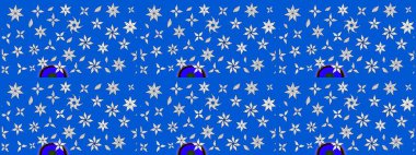 Gömlek, arka plan modelini çiz. Tropik çiçekler. Mavi renkte çiçekler.