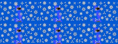 Eskiz arkaplan modeli. Yapraklı çiçekler ve mavi renkli papatya çiçekleri. Raster - stok.