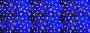 Raster illüstrasyonu. Şirin çiçekli eskiz deseni ve mavi renkli yapraklar, suluboya çiçek deseni, duvar kağıdı, kart veya kumaş için fayanslı.