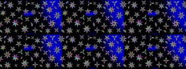 Çiçeksel çizim kalıbının yansıması. Vadinin çiçekleri siyah renklerde.