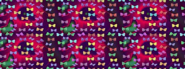 Kumaş, tekstil, baskı ve davetiye için arka plan. Suluboya soyut parlak desenli kelebek kanatları, retro renkler. Mor renkli resimler.