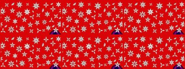 Küçük çiçekteki sevimli çiçek deseni. Kırmızı renkte çiçekler.