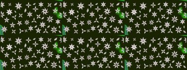 Raster çiçek desenleri çiziyor. Vadinin gri renkli çiçekleri.