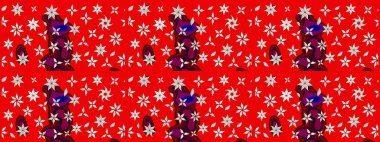 Oldukça eski bir besin torbası deseni, küçük kırmızı renkte, çiçekler. Millefleur 'lar. Tekstil, kumaş, kapaklar, duvar kağıtları, baskı, paket, koleksiyon defteri, örgü, dekupaj için çiçek arkaplanı..