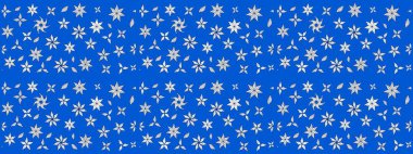 Çok mavi, zarif küçük çiçekler ve mavi renkli komik böcekler, raster desen, illüstrasyon.