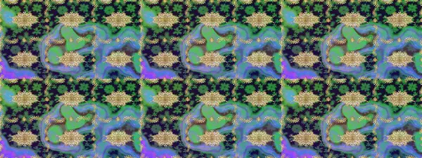 Düz elle çizilmiş klasik koleksiyon. Altın elementlerle yeşil renklerde altın desen. Arkaplan, kumaş, altın duvar kağıdı. Raster altın eskiz deseni.