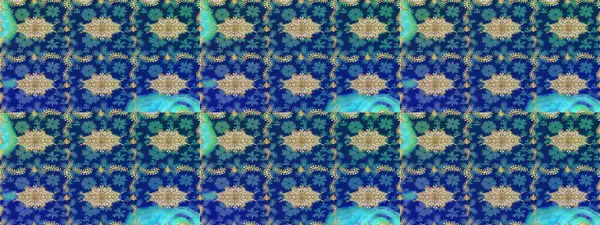 Altın karalama fantezi yapraklarından ve mavi renkli çiçeklerden Raster soyut çiçek çelengi. El yapımı dekoratif çerçeve, albüm kapağı, tebrik kartı, klasik Art deco tarzı.