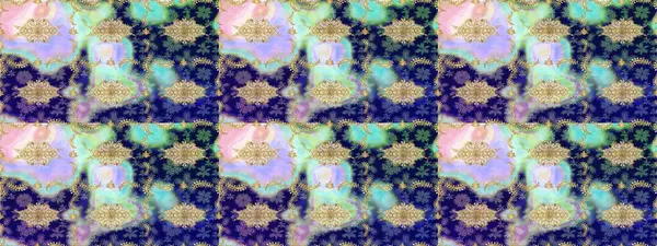 Altın karalama fantezi yapraklarından ve mavi renkli çiçeklerden Raster soyut çiçek çelengi. El yapımı dekoratif çerçeve, albüm kapağı, tebrik kartı, klasik Art deco tarzı.