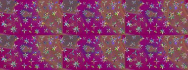 Küçük mor çiçeklerle oldukça eski bir besin torbası deseni. Tekstil, kumaş, kapaklar, duvar kağıtları, baskı, paket, koleksiyon defteri, örgü, dekupaj için çiçek arkaplanı..