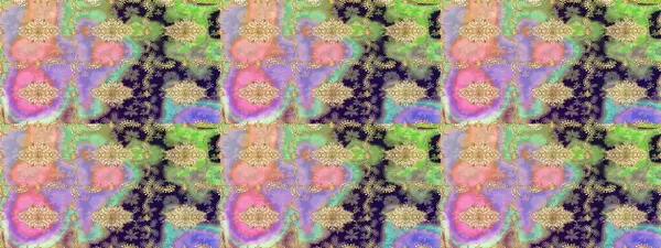 Tarafsız renklerde ve altın elementlerle geleneksel klasik altın raster deseni. Barok tarzında eskiz doğulu süsü..