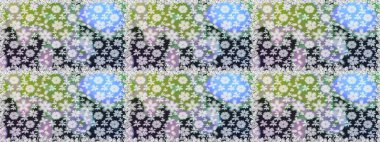 Sevgililer günü ve tebrik kartı konsepti için şık bir davetiye. Çiçek kompozisyonu, el boyası, hassas şablon. Manzaralı çiçek deseni. Üst görünüm, yumuşak gri renk tarzı.