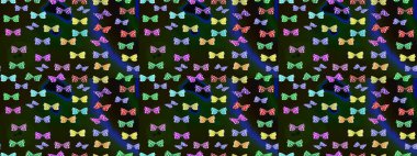 Davetiye, kart ve parmak izi için basit şirin bir model. Gri arka planda renkli bir kelebek. Kelebeklerle dolu renkli bir halk eskizi çizimi..