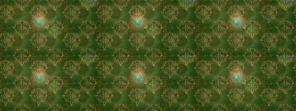 Şirin çiçekli ve yeşil, kahverengi ve bej renkli yapraklı kusursuz desen, suluboya çiçek deseni, duvar kağıdı, kart veya kumaş için fayanslı. Raster illüstrasyonu.