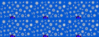 Nakış desenli çiçek deseni. Renkli grunge, soyut arkaplanı kolomavi çiçeklerle süslüyor. İzler, kumaş, duvar kağıtları, tekstil için raster dokusu.