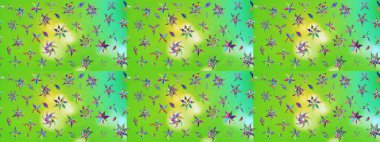 Şirin çiçekli eskiz deseni ve yeşil renkli yapraklar, suluboya çiçek deseni, duvar kağıdı, kart veya kumaş için fayanslı. Raster illüstrasyonu.