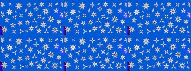 Tekstil için suluboya eskiz deseni. Şirin çiçekli, desenli, mavi renkli renkli bir eskiz deseni. El çizimi çiçek çizimi deseni (fayans)).