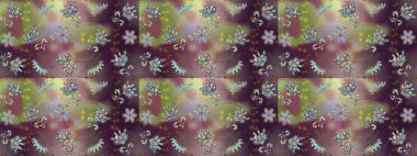 Kahverengi, nötr ve mor renkli vadi çiçekleri. Raster dikişsiz çiçek deseni.