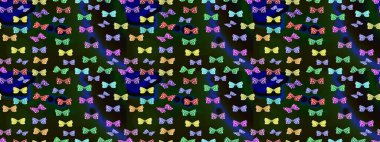 Güzel Kelebek Siluetleriyle Moda Dekorasyonu. Güve ile Raster Geçmişi. Basit Kadınsı Kart, Davetiye, Yazdırma Kalıbı. Kelebekli yaz arkaplanı Gri renkler.