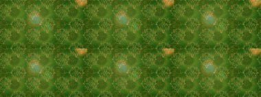 Yeşil, kahverengi ve nötr renklerde parlak çiçekli halı deseni.