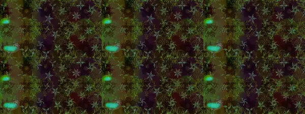 Yüzey için tekrarlanan doku, ambalaj kağıdı, kahverengi ve yeşil renkli kar tanesi. Kış kar taneleri, raster arka plan.