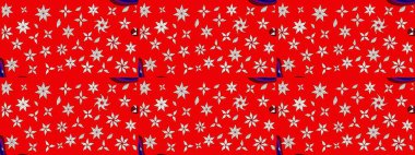 Küçük çiçekteki sevimli çiçek deseni. Kırmızı renkte çiçekler.