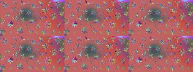 Küçük çiçekteki sevimli çiçek deseni. Pembe renkte çiçekler.