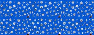 Yumuşak, mavi renkte bahar çiçekleri. Raster illüstrasyonu. Yaprak ve çiçeklerin suluboya resmi, mavi renkte çizim deseni.