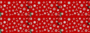 Kırmızı ve nötr renklerde parlak çiçekli halı deseni.