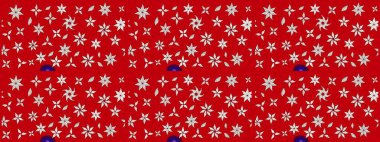 Kırmızı ve nötr renklerde parlak çiçekli halı deseni.