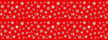 Kırmızı ve nötr renklerde çiçekler. Kumaş desenli papatya çiçekleri ayrıntıları.