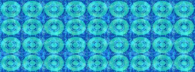 Üst manzara, yumuşak stil. Mavi renkte manzaralı çiçek deseni. Çiçek kompozisyonu, el boyası, hassas şablon. Sevgililer günü ve tebrik kartı konsepti için şık bir davet.