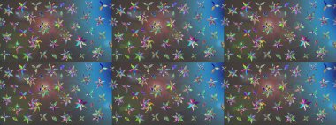 Suluboya elle çizilmiş çiçek desenli eskiz deseni. Parlak renkli fantezi çiçekleri, yapraklar, mavi ve gri renkli tomurcuklar, mavi ve gri.