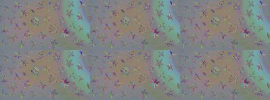 Gri ve parlak çiçekli bej renkler üzerine soyut çizim deseni. Çiçeksel elementlerle süslenmiş zarif raster dokusu. Küçük çiçekte şirin bir çiçek deseni var..