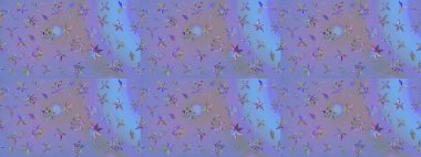 Menekşe rengi ve parlak çiçekli mavi renkler üzerine soyut çizim deseni. Çiçeksel elementlerle süslenmiş zarif raster dokusu. Küçük çiçekte şirin bir çiçek deseni var..