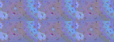 Elle çizilmiş sonbahar çiçeği deseni. Renkli menekşe ve mavi çizim deseni. Doodle tarzı. Tekstil ve kapak tasarımı için mükemmel. Mor ve mavi renkte çiçekler.