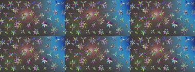 Çiçeksel çizim kalıbının yansıması. Vadinin çiçekleri gri ve mavi renklerde.