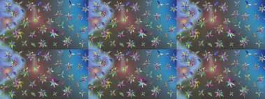 Çiçeksel çizim kalıbının yansıması. Vadinin çiçekleri mavi ve gri renklerde.