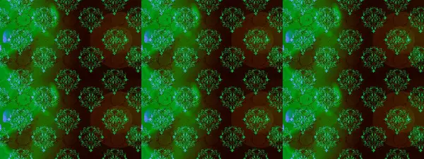 Yeşil, kahverengi ve siyah renklerde bahar çiçekleri. Raster çiçekleri klasik tarzda çizilmiş. Çiçekli, pürüzsüz bir desen. Raster illüstrasyonu.