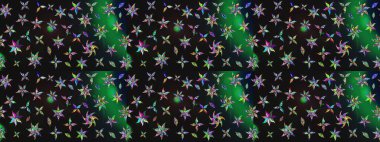 Parlak çiçekli gri ve yeşil renkler üzerine soyut çizim deseni. Çiçeksel elementlerle süslenmiş zarif raster dokusu. Küçük çiçekte şirin bir çiçek deseni var..