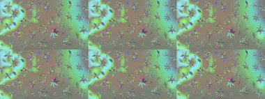 Çiçeksel çizim kalıbının yansıması. Vadinin çiçekleri yeşil ve gri renklerde.