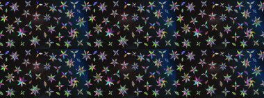 Modern çiçek arkaplanı. Moda baskıları için zarif bir şablon. Parlak renkli çiçekleri ve gri ve mavi renkli yaprakları olan harika bir çiçek deseni. Halk stili.