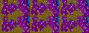 Çiçeksel çizim kalıbının yansıması. Vadinin çiçekleri mor ve kahverengi renklerde.