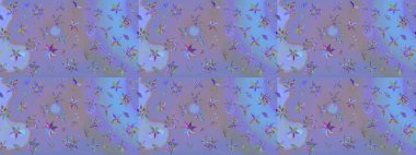 Şirin çiçekli eskiz deseni ve mor ve mavi renkli yapraklar, suluboya çiçek deseni, duvar kağıdı, kart ya da kumaş için fayanslı. Raster illüstrasyonu.