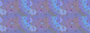 Şirin çiçekli eskiz deseni ve mor ve mavi renkli yapraklar, suluboya çiçek deseni, duvar kağıdı, kart ya da kumaş için fayanslı. Raster illüstrasyonu.